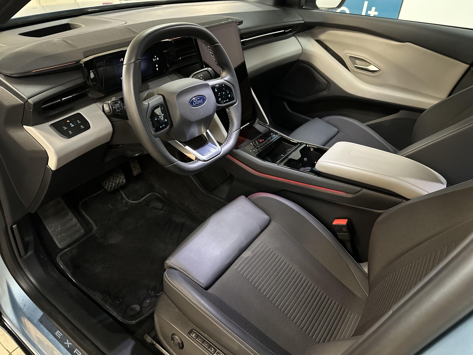 Ford Explorer Premium Extended Range