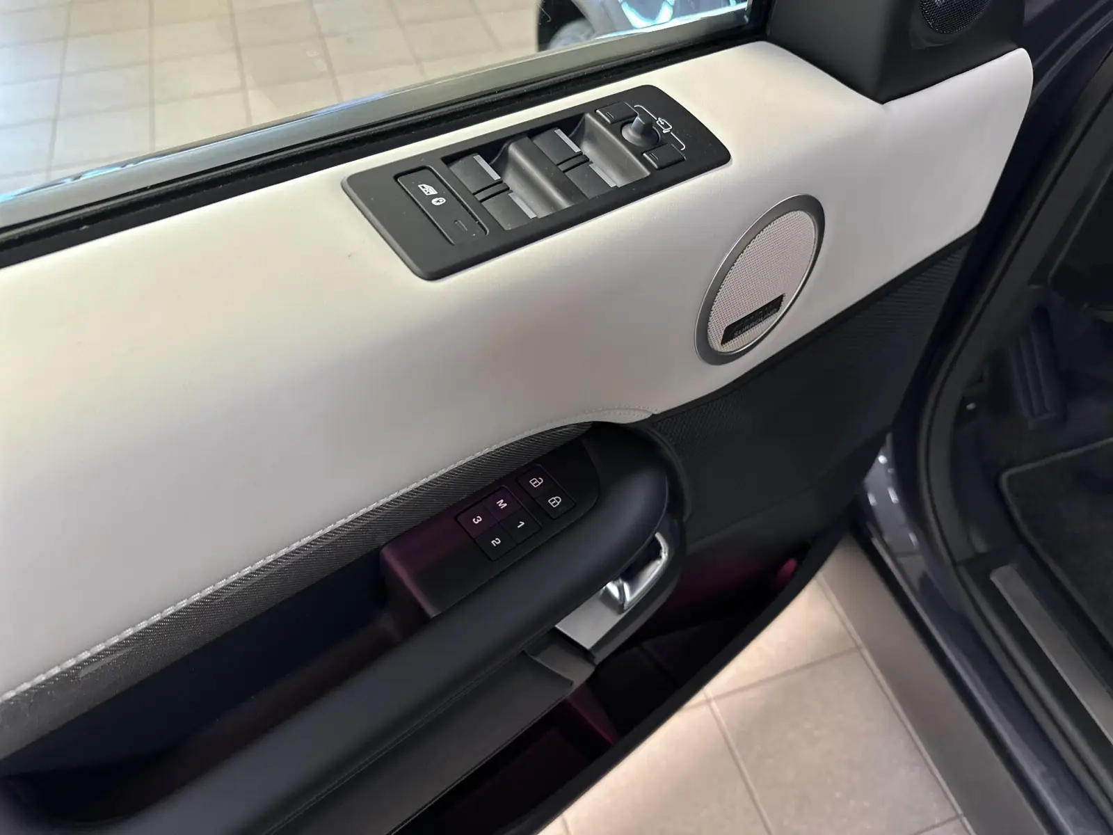 Land Rover Discovery D300 Metropolitan