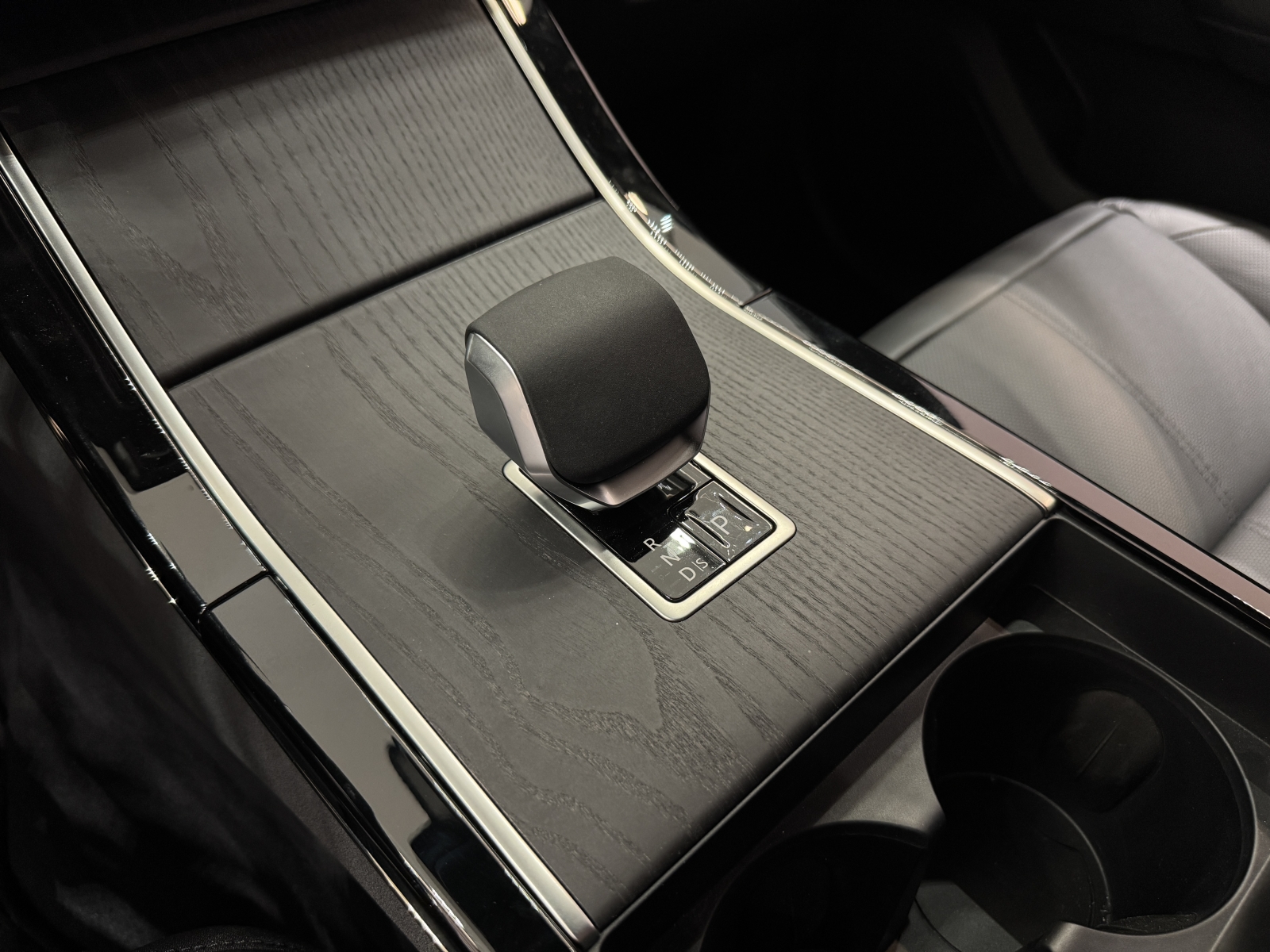 Land Rover Range Rover Velar Dynamic SE D300 MHEV