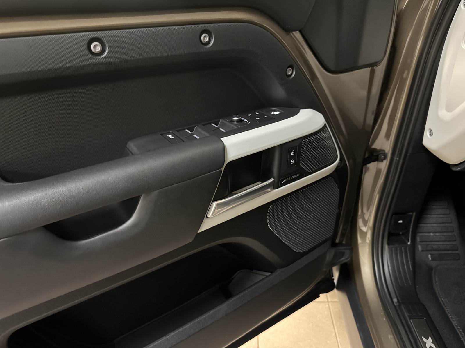 Land Rover Defender 110 D300 MHEV X-Dynamic SE
