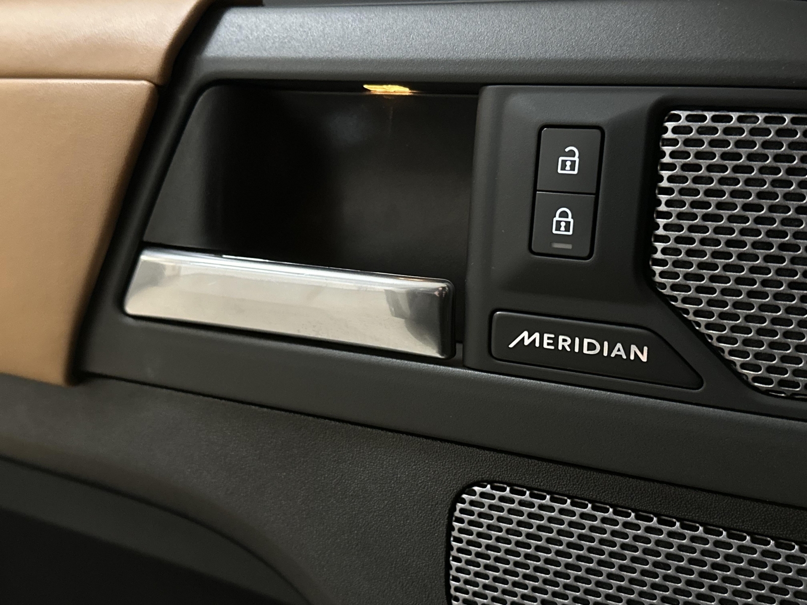 Land Rover Defender HSE R-Dynamic D250