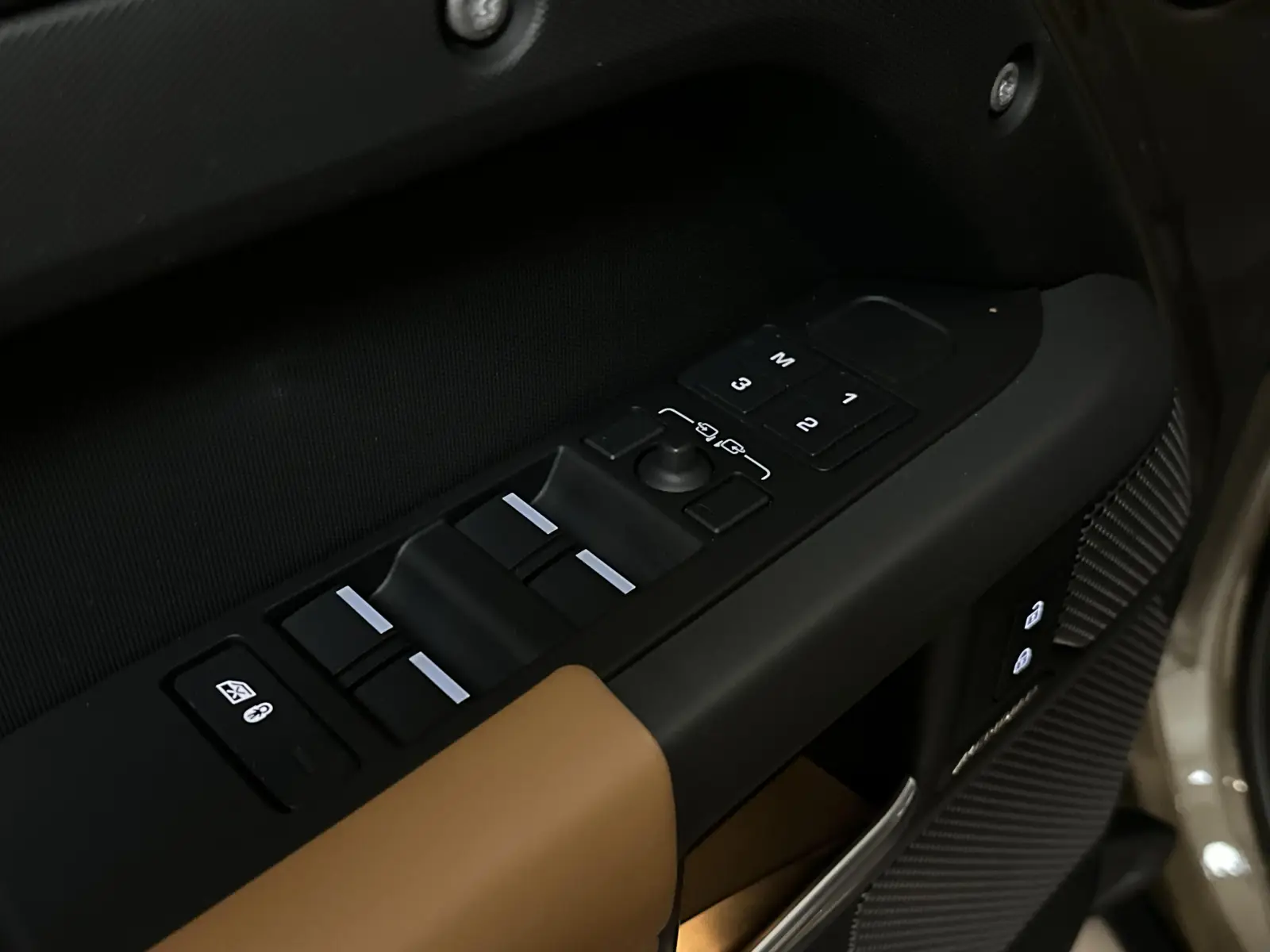 Land Rover Defender HSE R-Dynamic D250